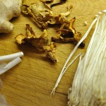 Ginger, garlic, chanterelles, enoki.