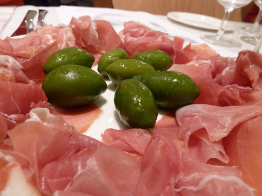Prosciutto_and_olives 