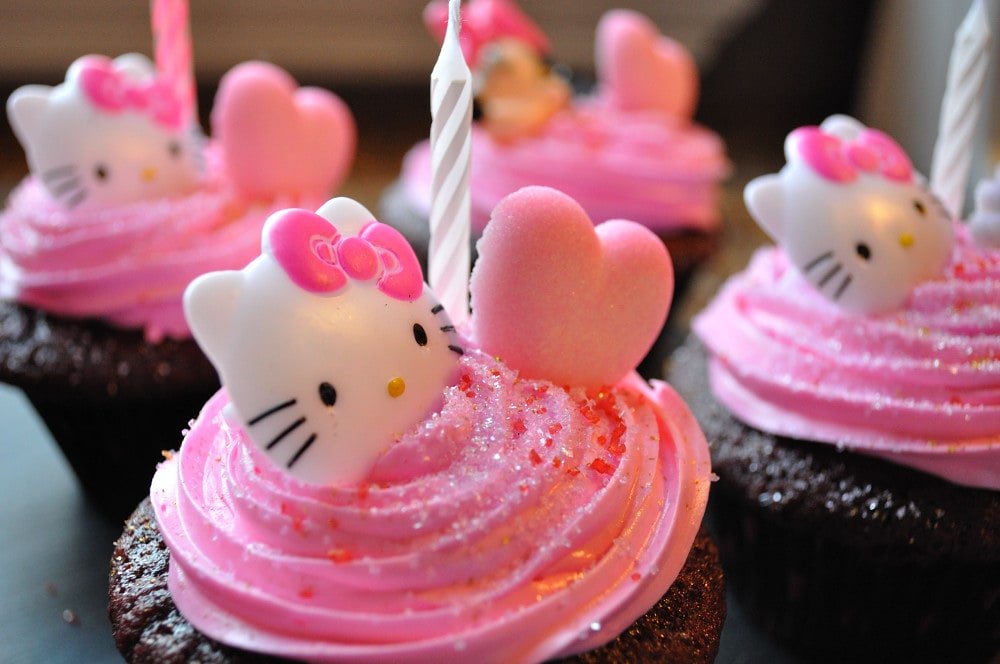 Hello Kitty Themed Cupcakes! 