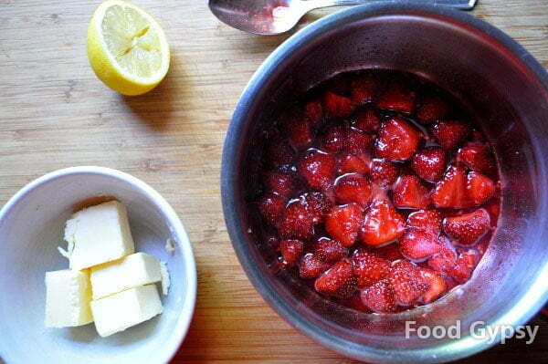 Cooked strawberries with chili, add butter - FG