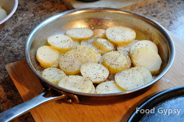 Tarteflette, arrange bottom potatoes - FG