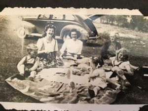 Extended Romani family, picnicking.